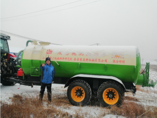 黑龍江省大慶市林甸縣花園鎮(zhèn)永興村12立方液態(tài)肥拋灑車(chē)